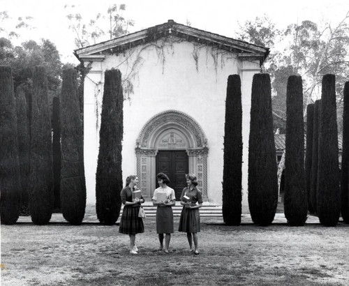 Students chatting on Jaqua Quad, Scripps College