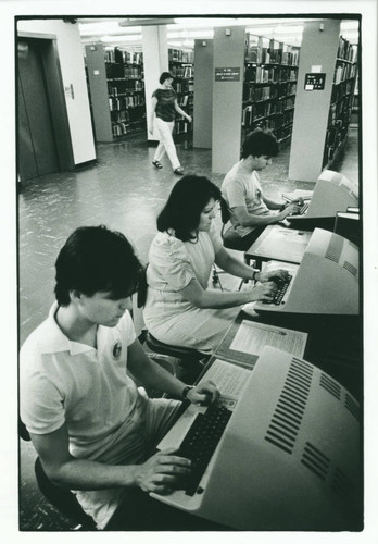 Students using computers in Seeley W. Mudd Library