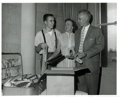 Students moving in, Harvey Mudd College