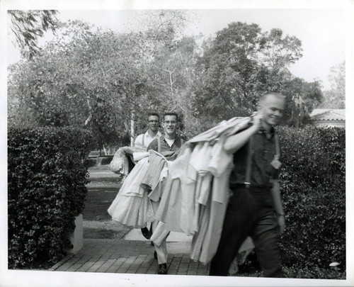 Students moving in, Harvey Mudd College