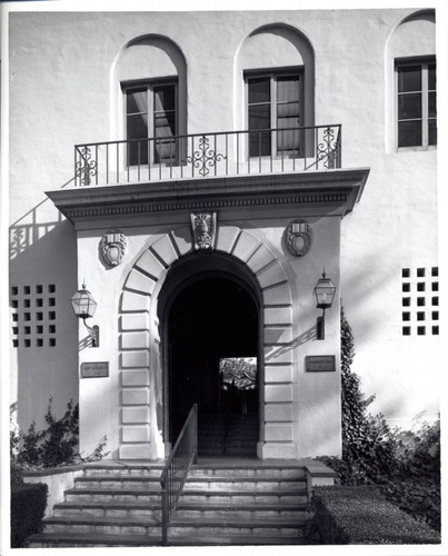 Tenth Street entrance to Sycamore Court of Balch Hall, Scripps College