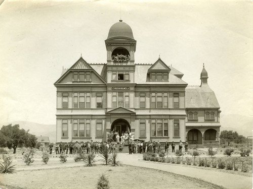 Students in front of Holmes Hall, Pomona College