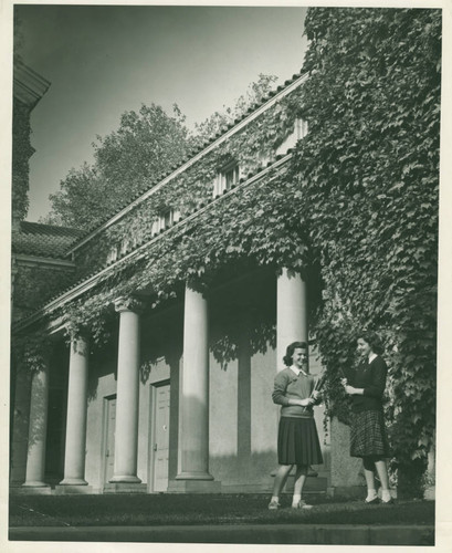 Lebus Courtyard with students, Pomona College