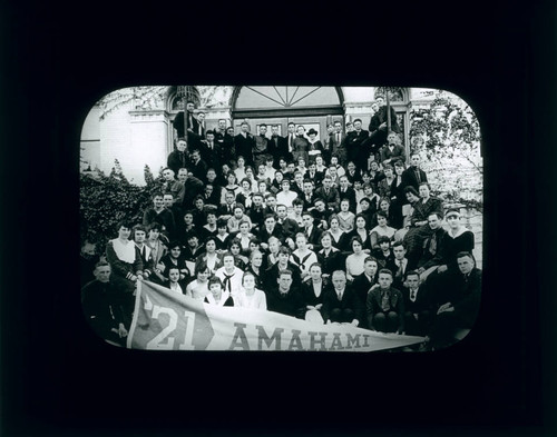 Pomona College class of 1921 on steps of Pearsons Hall