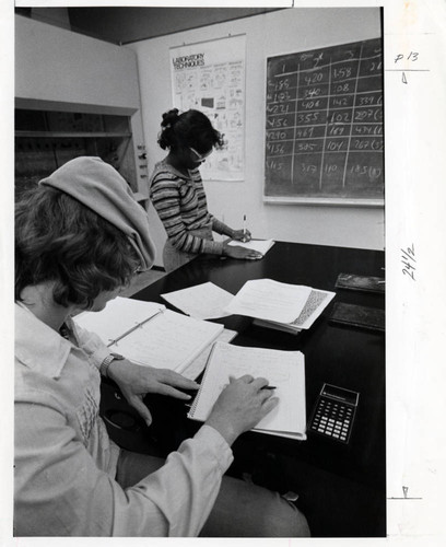 Students in a lab, Pitzer College