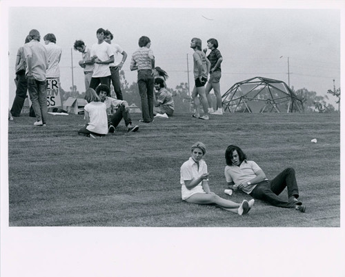 Students on Pellissier Mall, Pitzer College