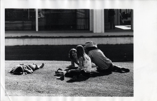 Students on Pellissier Mall, Pitzer College