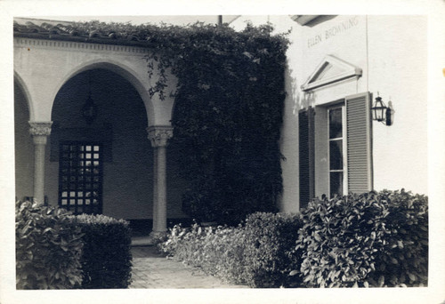 Entrance to Manana Court, Scripps College