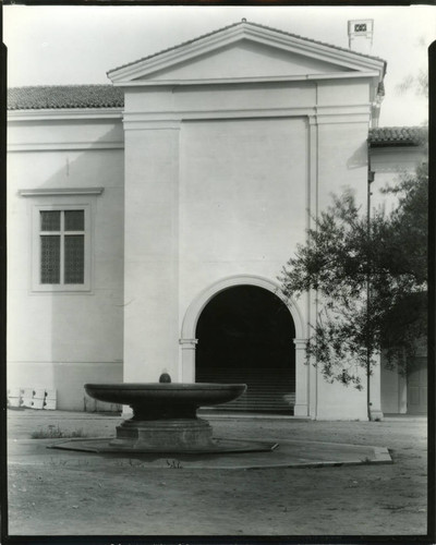 Frary Dining Hall and Bosbyshell Fountain, Pomona College