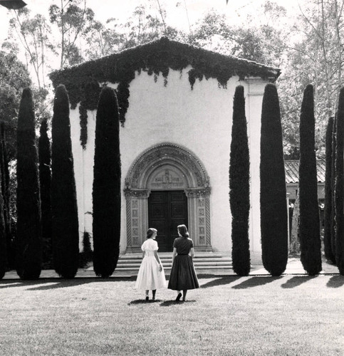 Two students near Denison Library, Scripps College