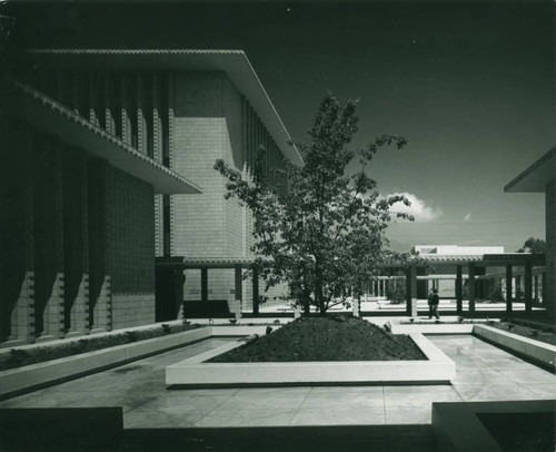 Courtyard between Jacobs Science Center and Keck Laboratories, Harvey Mudd College