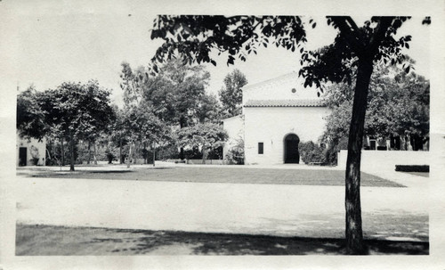 Auditorium entrance and lawn, Scripps College
