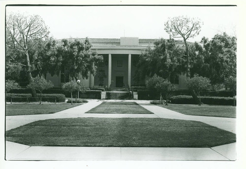 North entrance to Honnold Library and Mudd Quadrangle