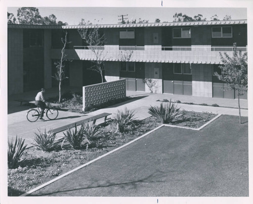 Mildred E. Mudd Hall courtyard, Harvey Mudd College