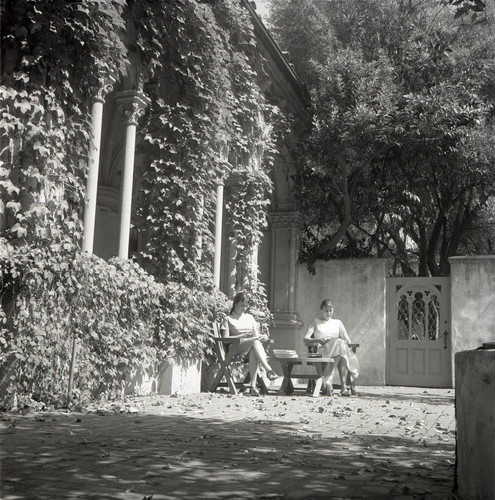 Two students in Valencia Court, Scripps College