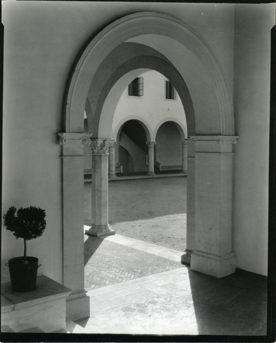 Columns and arches of Frary Dining Hall, Pomona College