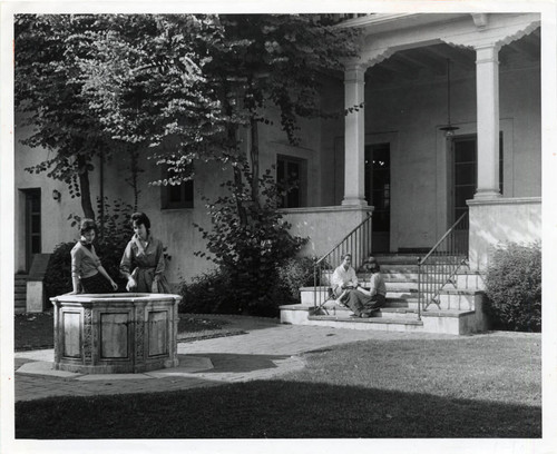 Students in courtyard of Dorsey Hall, Scripps College