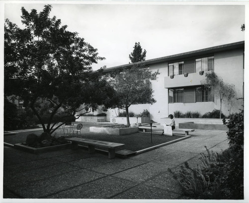 Edina Mommaerts sitting in Kimberly Hall courtyard, Scripps College