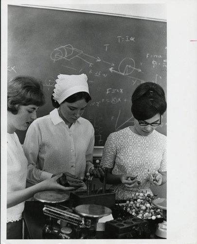 Women in physics lab, Scripps College