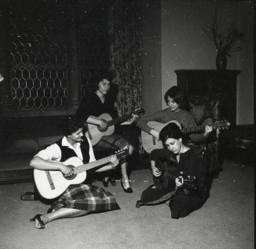 Guitar quartet, Scripps College