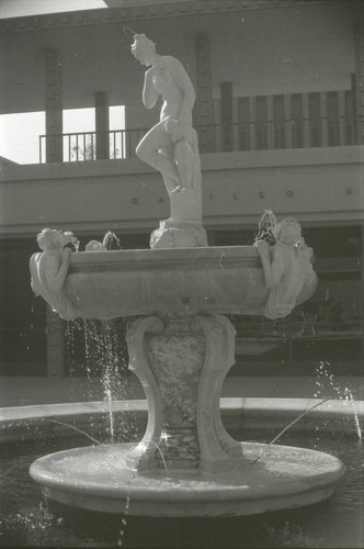 Venus statue and entrance to Galileo Hall, Harvey Mudd College