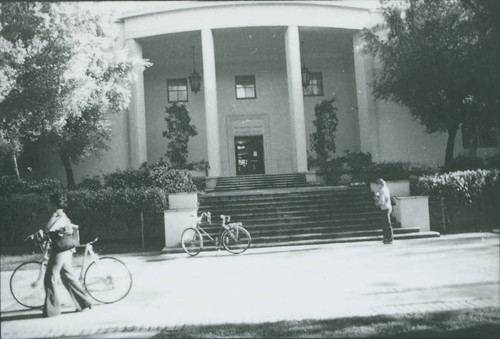 Honnold Library entrance, Claremont University Consortium