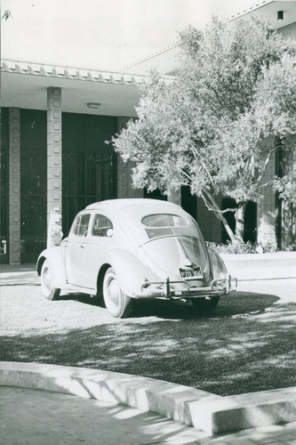 Platt Campus Center with car, Harvey Mudd College