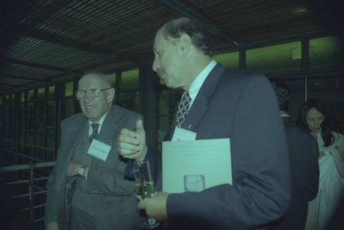 Peter Drucker standing next to Odir Pereira