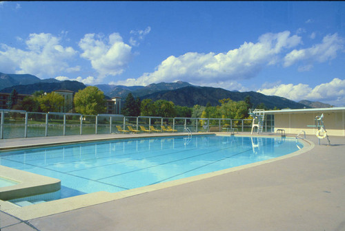 Broadmoor resort swimming pool