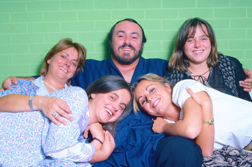 Luciano Pavarotti sitting with family