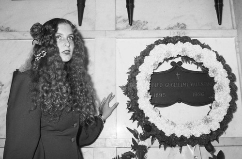 Fan at Rudolph Valentino tomb