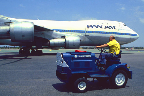 Service vehicle and plane