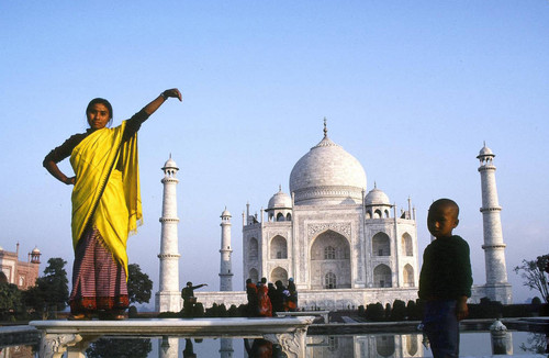 Children outside Taj Mahal