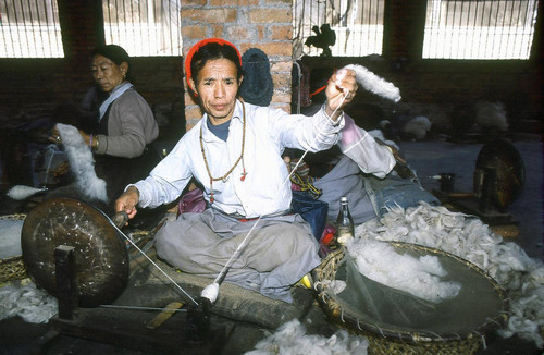 Refugee spinning wool