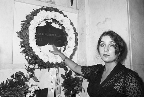 Fan at Rudolph Valentino tomb