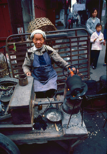 Puffed potatoes vendor