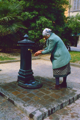 Public water fountain