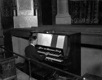 Victory Theatre organist