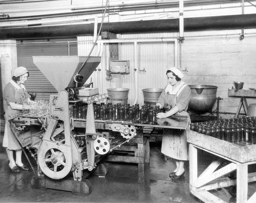 Filling and packing glass jars