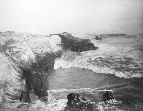 Waves and rock formations