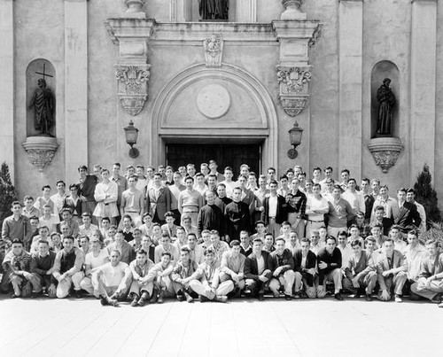 Class photograph in front of Mission Santa Clara