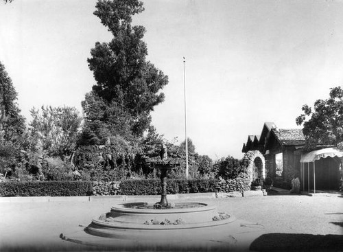 Yard with fountain