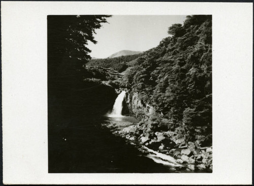 Ayu-gaeri waterfall