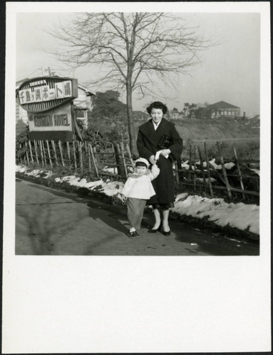 A woman and a little girl, 1959-01-03