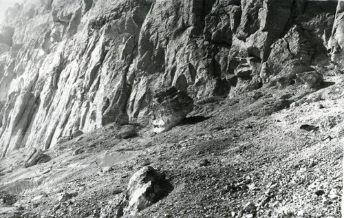 Boulder near Jabal al-Ṭārif cliff