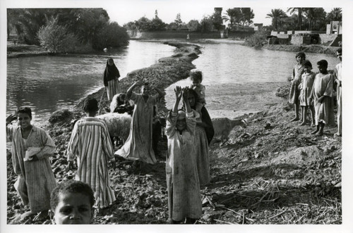 Naj' Ḥammādī children near river