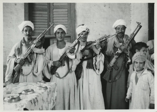 Egyptian armed guard on visit to Ḥamrah Dūm (Egypt)