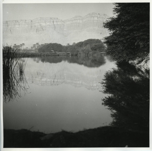 Nile and desert cliffs around Jabal al-Ṭārif cliff