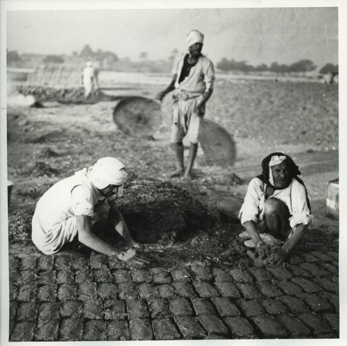 Workers making bricks in Naj' Ḥammādī