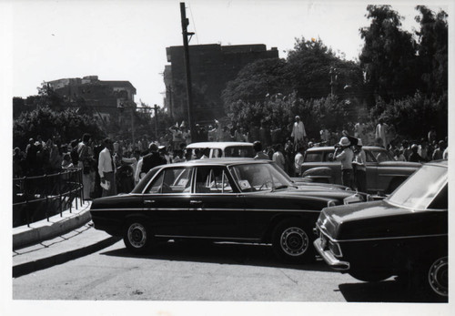 Crowd watches Henry Kissinger's car arrive at the Coptic Museum